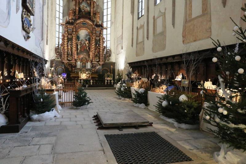 O nožík Tomáše Krýzy se na vernisáži utkalo přes šedesát betlémářů.