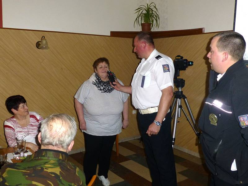 Studenská organizace Svazu tělesně postižených zorganizovala ve Strmilově besedu s policisty.