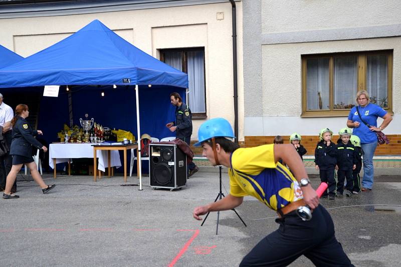 Hasičská soutěž v netradiční štafetě a požárním útoku ve Stráži nad Nežárkou. 
