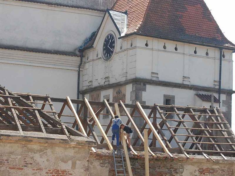 Oprava střechy kolny ve spodním dvoře  jezuitské koleje v J. Hradci. 