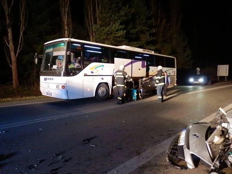 Střet osobního auta s autobusem u kruhového objezdu u Kuniferu v Jindřichově Hradci.