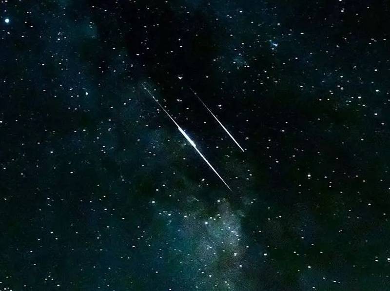 V noci na sobotu prolétne až stovka meteorů za hodinu,