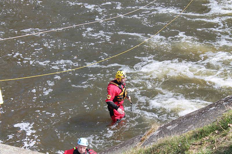 U zabijáckého jezu Pilař poblíž obce Majdalena na řece Lužnici trénovali hasiči celý čtvrtek záchranu tonoucích osob, která může být smrtelně nebezpečná i pro ně.