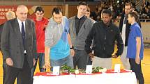 Pietní akt v jindřichohradecké sportovní hale, kde se lidé loučili s třemi tragicky zesnulými basketbalisty.