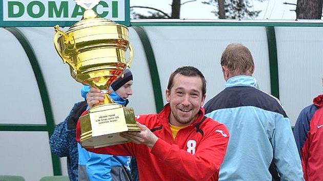 Kapitán Peče Jiří Bárta s vítěznou trofejí.