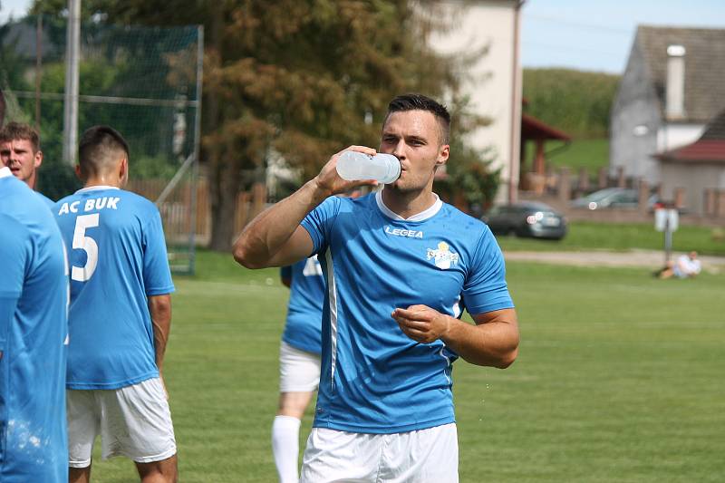 Fotbalisté Buku (v modrém) porazili v místním derby I. B třídy Horní Žďár 3:0.