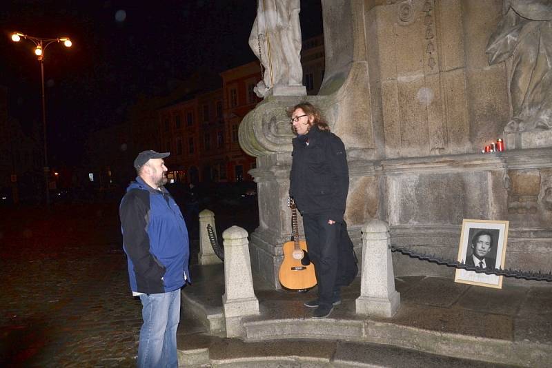 V pondělí si i v Jindřichově Hradci lidé připomenuli události před 25 lety.