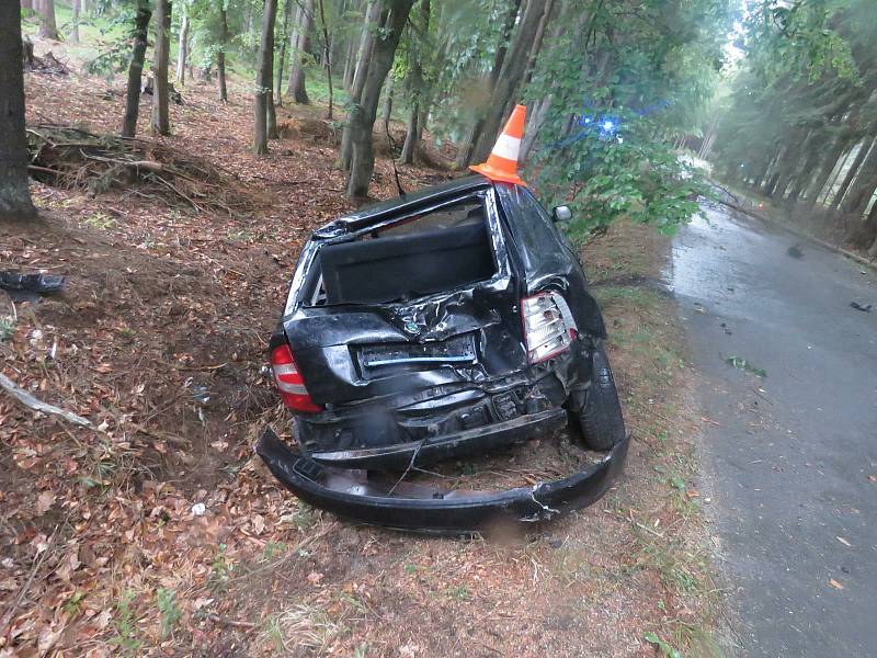 U Majdaleny na rozcestí "U Červeného kříže" bylo nalezeno havarované osobní vozidlo tovární značky Škoda Fabia. Policie stále pátrá po řidiči.