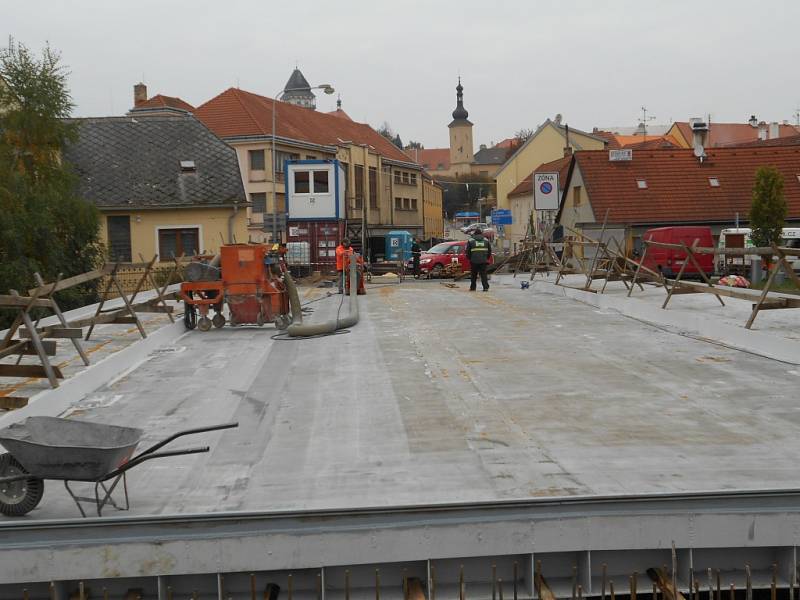 Práce na rekonstrukci mostu přes Dyji v Dačicích míří do finále.