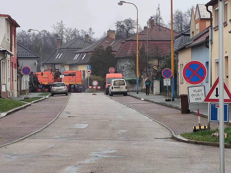 V pondělí začala v Jindřichově Hradci - ve Zbuzanech rekonstrukce dopravně zatížené výpadovky na Prahu. Jedná se o úsek od mostu přes Nežárku k nadjezdu ke školnímu statku.