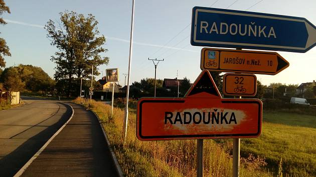 Náhradní autobusové zastávky kvůli rekonstrukci ulic v Radouňce Na kopečku stojí u Staviservisu a z druhé strany u tenisové haly.