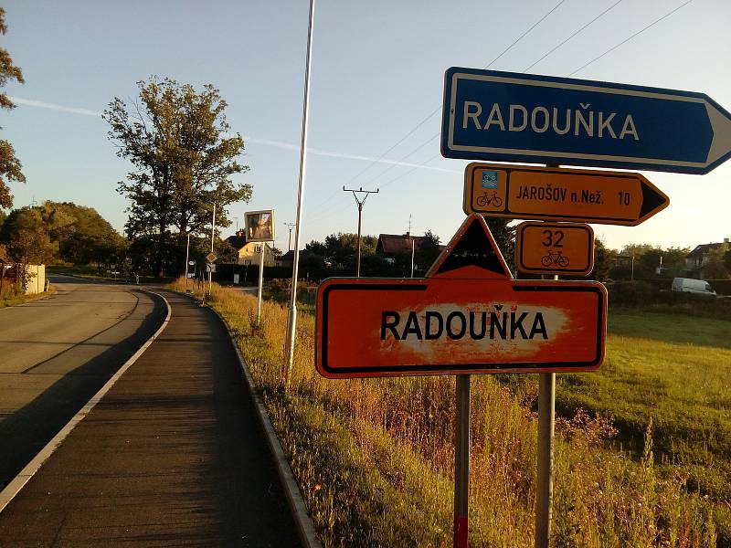 Náhradní autobusové zastávky kvůli rekonstrukci ulic v Radouňce Na kopečku stojí u Staviservisu a z druhé strany u tenisové haly.