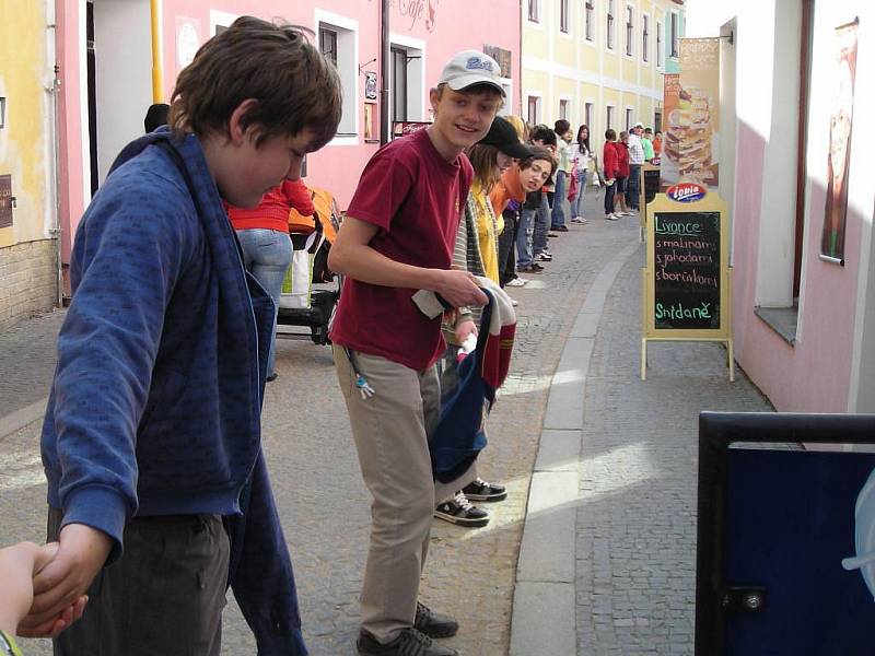 Třeboňáci oslavili Den Země opět po svém, a to vytvořením rekordního kola okolo Třeboně. Účastnili se jej zejména školáci základních škol společně se svými pedagogy. 