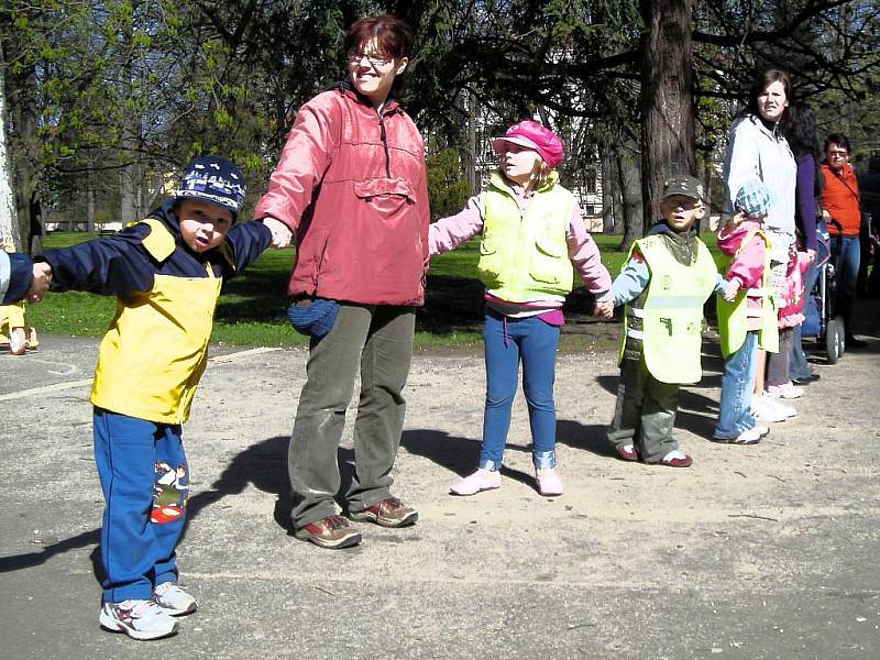 Třeboňáci oslavili Den Země opět po svém, a to vytvořením rekordního kola okolo Třeboně. Účastnili se jej zejména školáci základních škol společně se svými pedagogy. 