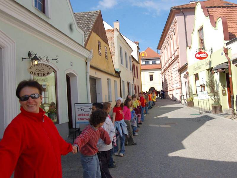 Třeboňáci oslavili Den Země opět po svém, a to vytvořením rekordního kola okolo Třeboně. Účastnili se jej zejména školáci základních škol společně se svými pedagogy. 