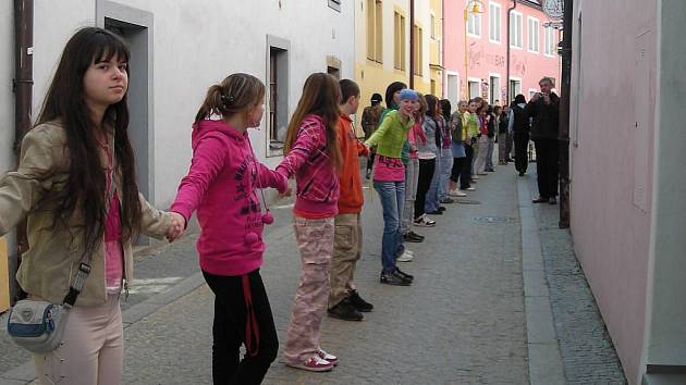 Třeboňáci oslavili Den Země opět po svém, a to vytvořením rekordního kola okolo Třeboně. Účastnili se jej zejména školáci základních škol společně se svými pedagogy. 