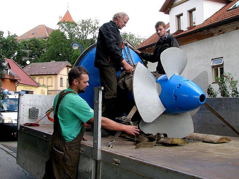 Kaplanova turbína se po opravě vrací do elektrárny U Devíti mlýnů.