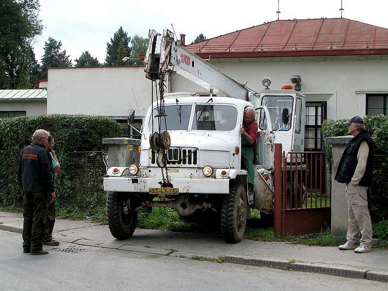 Kaplanova turbína se po opravě vrací do elektrárny U Devíti mlýnů.