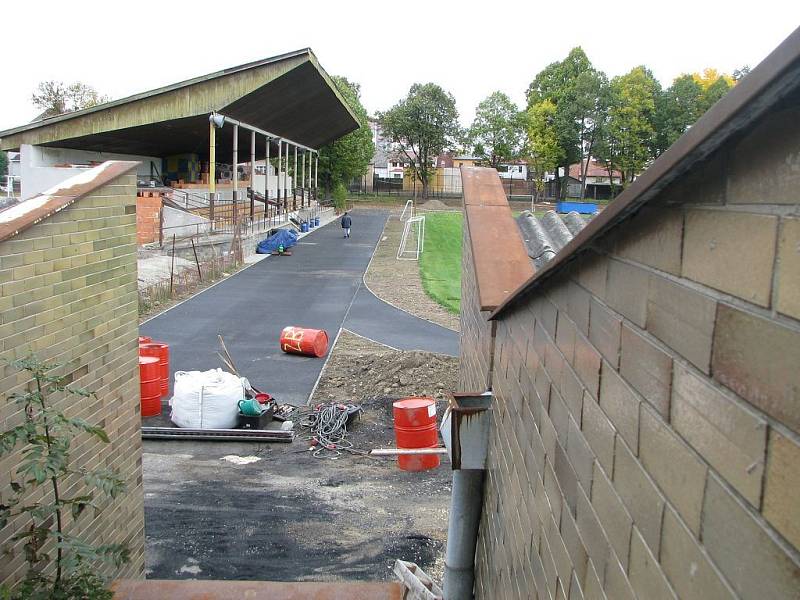 Tyršův stadion v Jindřichově Hradci dostane nový povrch na atletickém oválu.