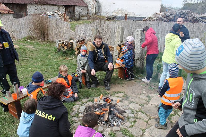 Dobrovolníci z Plavska letos sesbírali 110 kilogramů odpadu. U společného opékání buřtů se sešlo 6 dospělých a 20 dětí, kteří v sobotu uklidili svůj kousek Plavska.