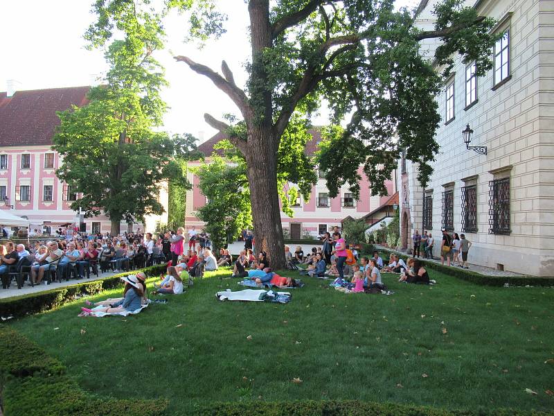 Festival Okolo Třeboně již tradičně zahájil prázdniny, v sobotu 4. července se na zámeckém nádvoří představila zpěvačka Jana Rychterová, kapela Epydemye a Xindl X.