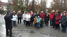 Na šest desítek občanů Třeboně přijalo v sobotu dopoledne pozvání třeboňské Občanské demokratické strany k pomníku Obětem zla v Třeboni na setkání při příležitost 27. výročí listopadu 1989. 