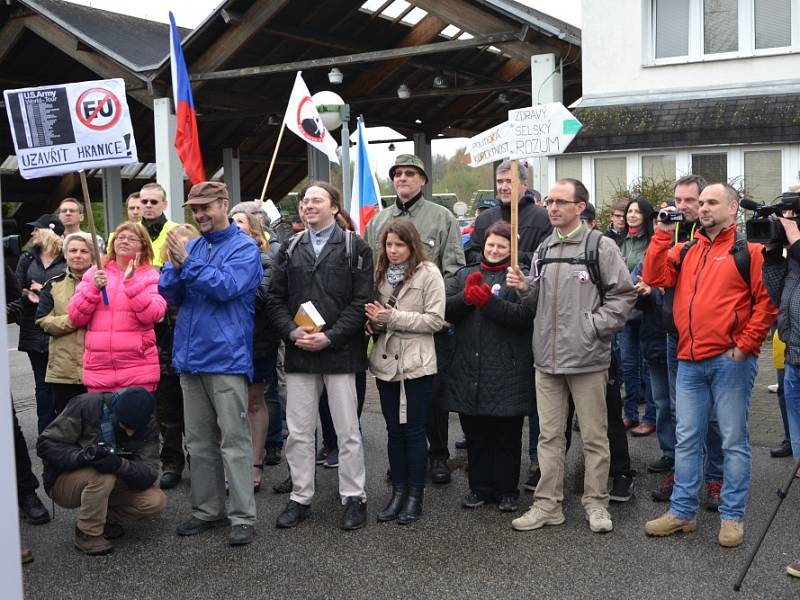 V sobotu odpoledne se sešla zhruba stovka lidí, aby v pokojné demonstraci zablokovala hraniční přechod v Českých Velenicích na protest proti liknavosti vlády ohledně přílivu nelegálních migrantů. 