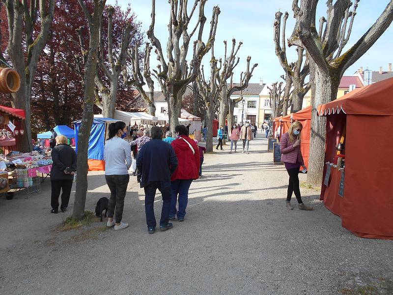 V Dačicích se v sobotu konal farmářský trh v rouškách.