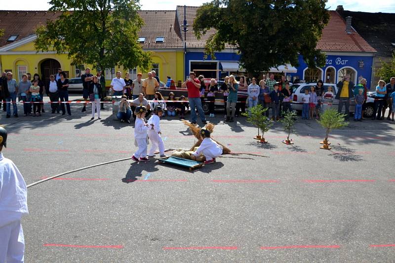 Hasičská soutěž v netradiční štafetě a požárním útoku ve Stráži nad Nežárkou. 