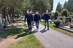 Čeští hokejoví reprezentanti se přišli na jindřichohradecký hřbitov uctít památku místního rodáka a výtečného hokejisty Jana Marka.