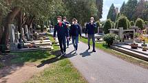 Čeští hokejoví reprezentanti se přišli na jindřichohradecký hřbitov uctít památku místního rodáka a výtečného hokejisty Jana Marka.