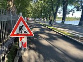 Nová stezka na hrázi rybníka Svět má podle starosty Třeboně špatně položený povrch a cyklisté si na ní připadají jako na valše.