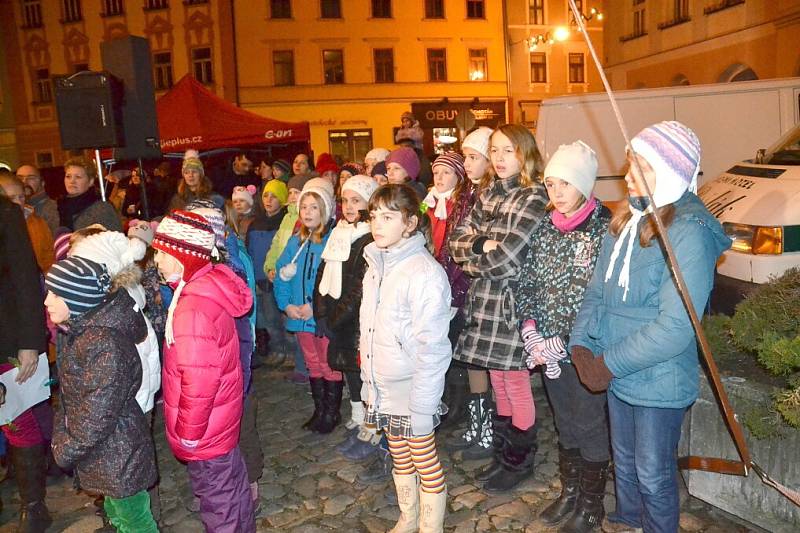 V Jindřichově Hradci začal program Česko zpívá koledy krátce po 17. hodině.