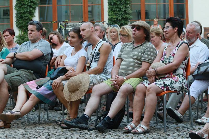 Hradečáci si užili dvojkoncert Pavla Jarčevského a Pensée.