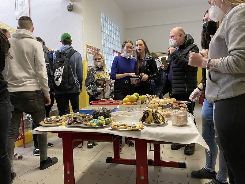 Studenti napekli nejrůznější druhy sladkého pečiva, nechyběly ani obložené bagety a ovoce.