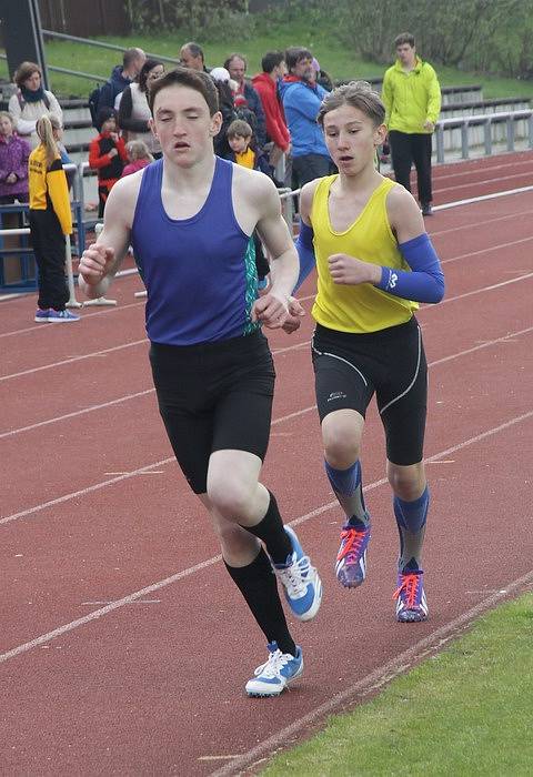 Účastníci Jarního atletického Jindřicháče, kterých se na stadionu u Vajgaru sešlo 157, absolvovali čtyřboj.