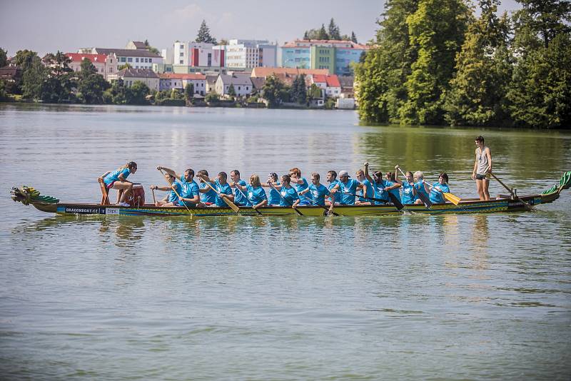 V sobotu se na Vajgaře uskutečnil první ročník závodů dračích lodí Vajgarská saň. Foto: Martin Kozák