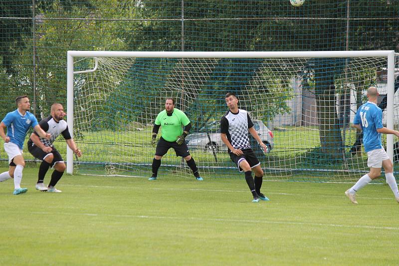 Fotbalisté Buku (v modrém) porazili v místním derby I. B třídy Horní Žďár 3:0.