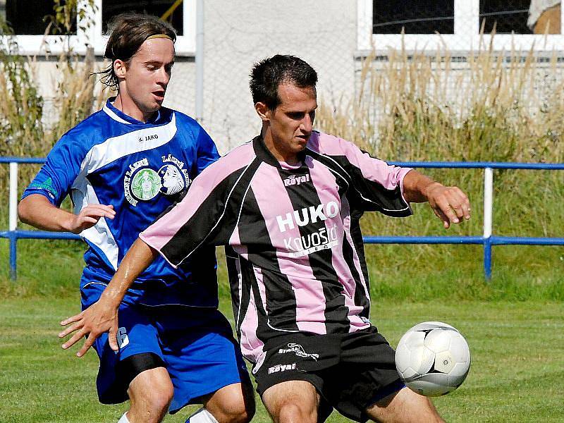 BEZ GÓLŮ. Strakonický špílmachr a ostřílený ligový harcovník Martin Vozábal (vpravo) se v jihočeském divizním derby na půdě Třeboně neprosadil, o což se výrazně zasloužil i krajní obránce Jiskry Tomáš Sláma.