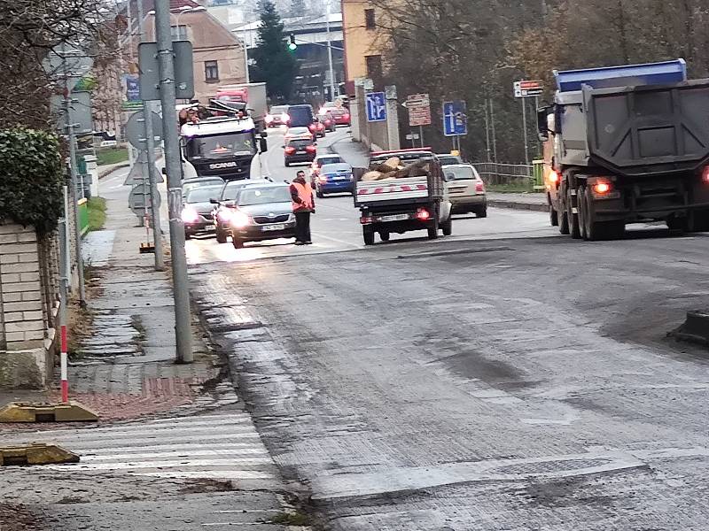 V pondělí začala v Jindřichově Hradci - ve Zbuzanech rekonstrukce dopravně zatížené výpadovky na Prahu. Jedná se o úsek od mostu přes Nežárku k nadjezdu ke školnímu statku.