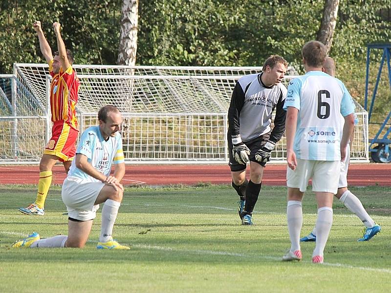 Hradečtí fotbalisté se v divizi i podruhé ocitli na kolenou. Chebu podlehli 2:4.