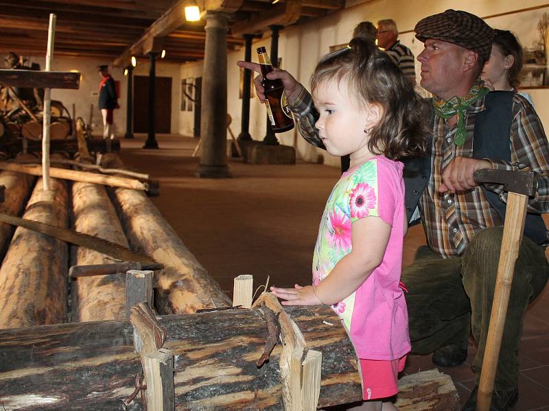 V zámeckém mlýně v Jindřichově Hradci se otevřela expozice lesnictví a rybníkářství na Jindřichohradecku. Novým exponátem je pramen vorů.