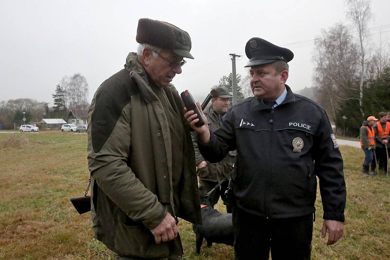 Policisté kontrolují pruběžně jestli myslivci při honech nejsou pod vlivem alkoholu a jestli mají v pořádku své zbraně.