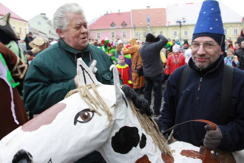 Masopustní průvod centrem Jindřichova Hradce skončil na náměstí Míru, kde se konaly soutěže v pojídání zabijačkových specialit.