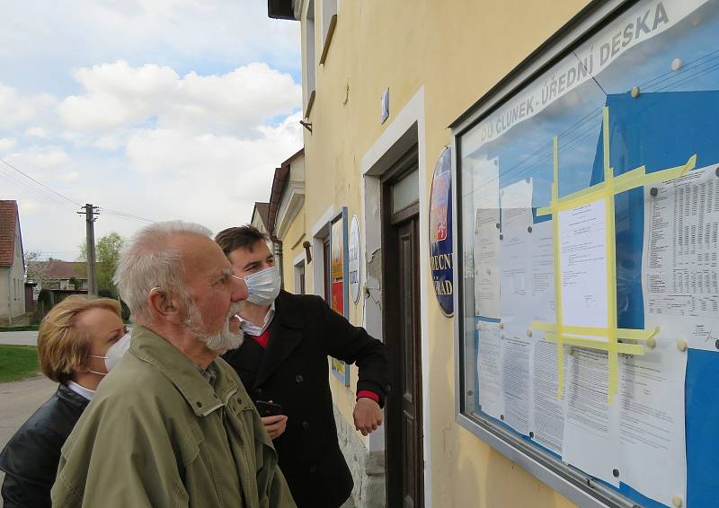 V Člunku na Jindřichohradecku se žije jako v Kocourkově, zasedání zastupitelstva bylo odvoláno dvě hodiny před konáním. Občané a zastupitelé diskutovali před úřadem.