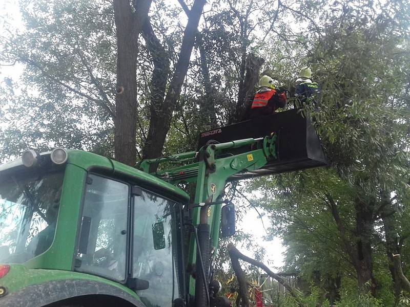 Od noci se nezastavili ani dobrovolní hasiči z Lomnice nad Lužnicí.