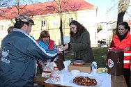 Jindřichohradecká Farní charita společně s oblastním spolkem Českého červeného kříže rozdává polévku lidem v nouzi v Jindřichově Hradci.