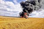 Požár kombajnu a pěti hektarů vzrostlé pšenice u Hostkovic u Dačic.