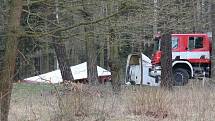 U Lásenice se střetlo osobní auto s kamionem. Jedna osoba v autě na místě zemřela, druhá byla těžce zraněná. 