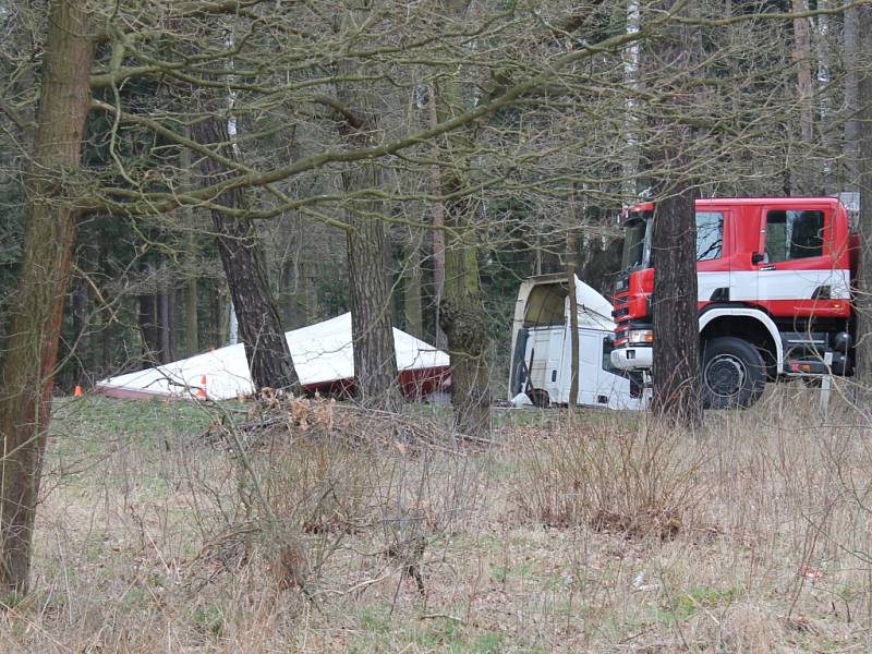 U Lásenice se střetlo osobní auto s kamionem. Jedna osoba v autě na místě zemřela, druhá byla těžce zraněná. 